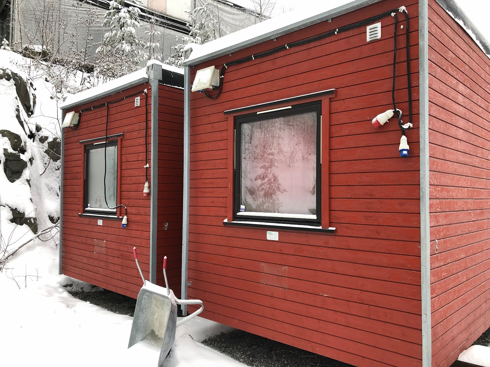 Barracão de escritório com hall integrado