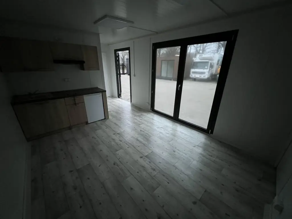 Casa pré-fabricada usada T1, 11 m x 3,5 m (38,5 m²) | Promoção! 50% de desconto - Image 2