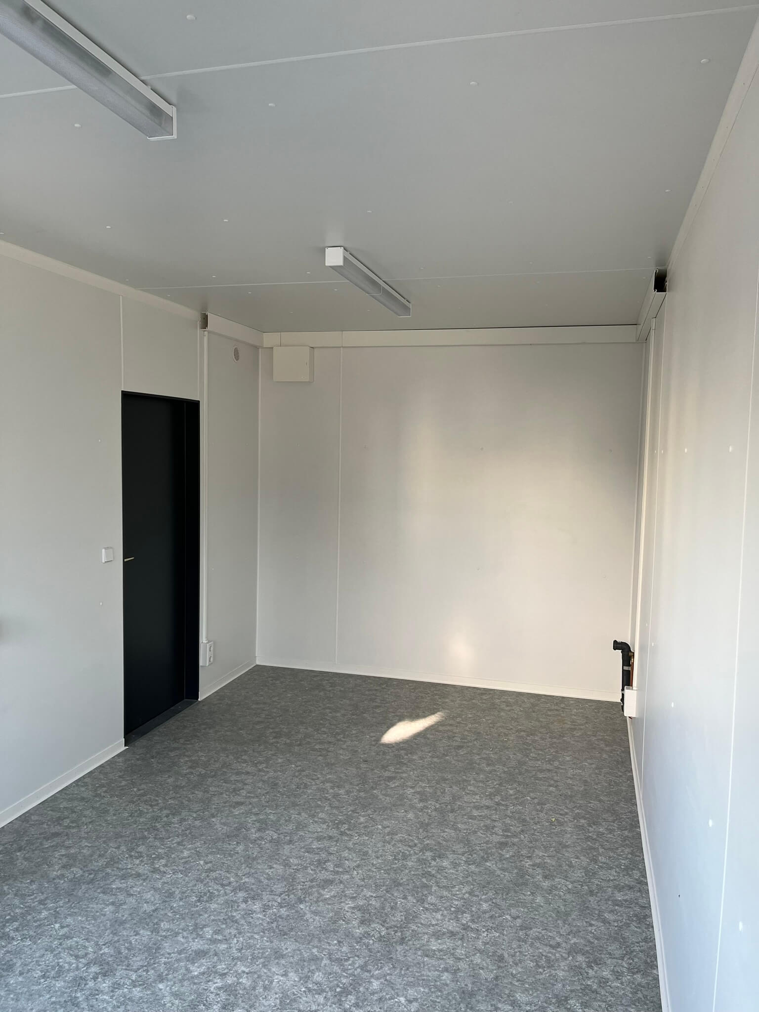 Escritório móvel em contentor de 20 pés com duas janelas - Image 5