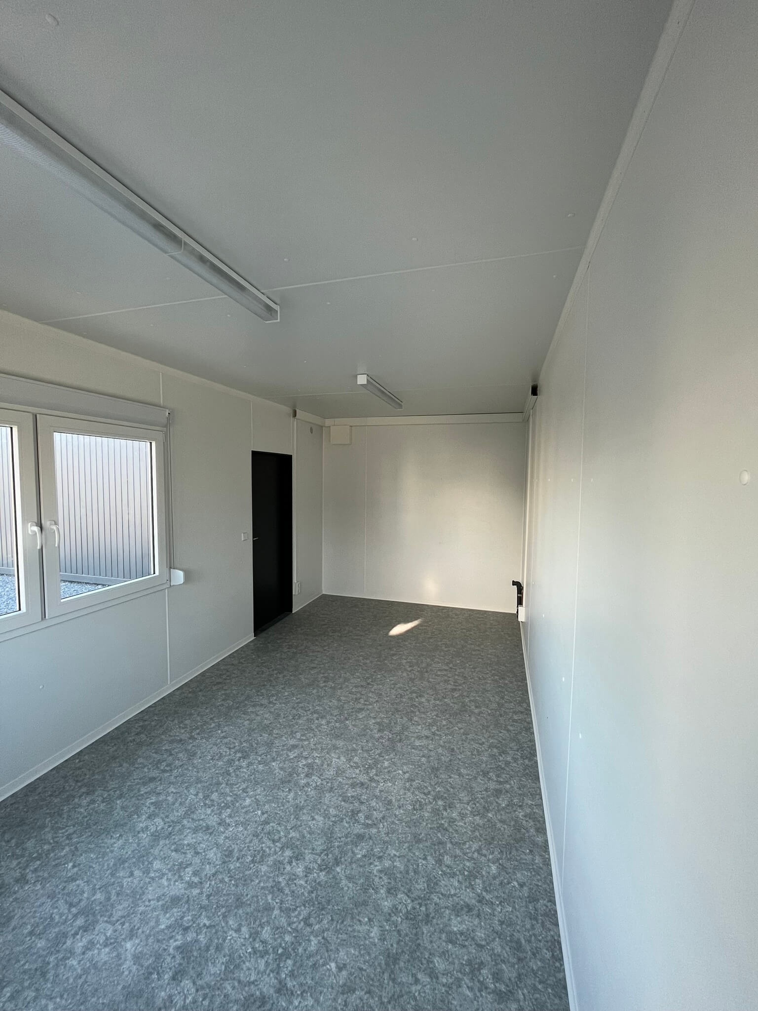 Escritório móvel em contentor de 20 pés com duas janelas - Image 7